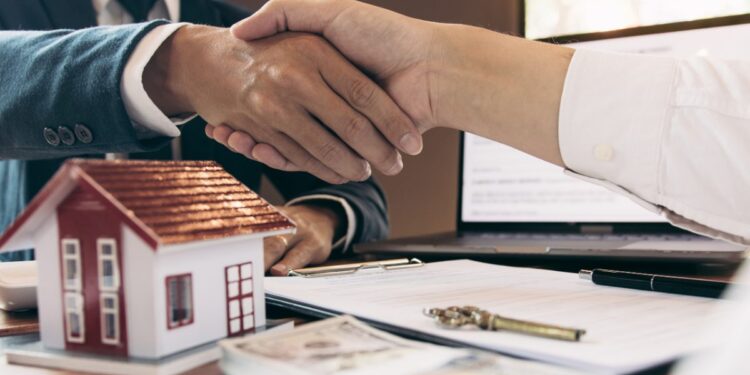 OBE__11_ - TOKYOwebzine A first-time buyer reviewing rental yields data for Tokyo neighborhoods with a property agent