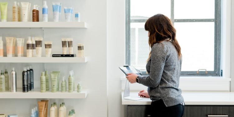 beauty-advisor-showing-products-display-unsplash - TOKYOwebzine A beauty advisor guides a woman through a double cleanse routine at a Tokyo department store counter
