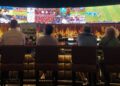 crowd-watching-football-bar-screens-unsplash - TOKYOwebzine A packed crowd of fans cheering at one of Tokyo's sports bars during a World Cup match