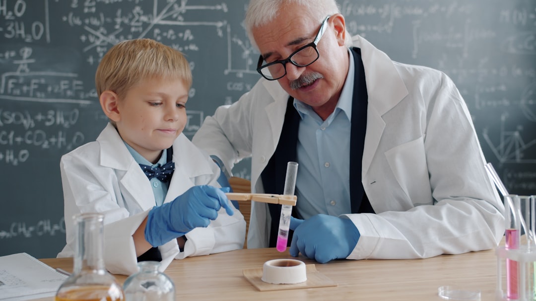 a science experiment, the kind of hands-on activity found at kids workshops across Tokyo this summer.