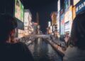 crowd-watching-fireworks-river-japan-unsplash - TOKYOwebzine Spectators in yukata watching the hanabi festival over the Sumida River in Tokyo at night