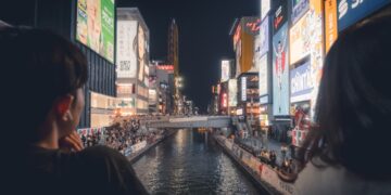 crowd-watching-fireworks-river-japan-unsplash - TOKYOwebzine Spectators in yukata watching the hanabi festival over the Sumida River in Tokyo at night