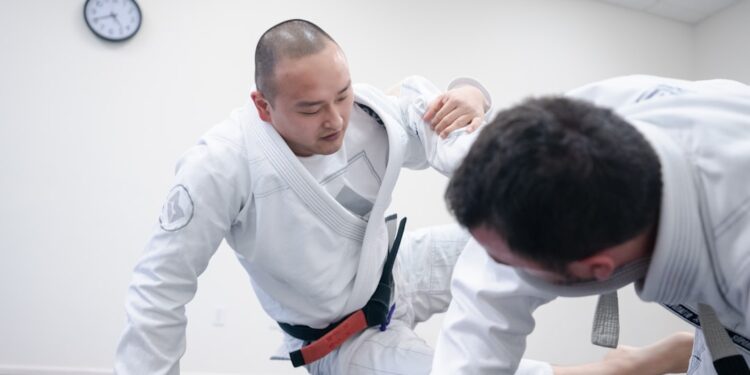 adult-karate-class-instructor-teaching-unsplash - TOKYOwebzine An adult beginner receives English instruction from a sensei at a Tokyo dojo during a karate class