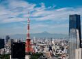 entrepreneur-meeting-japanese-partner-tokyo-unsplash - TOKYOwebzine A foreign entrepreneur and a Tokyo co-founder discuss a business plan at a shared workspace in Shibuya