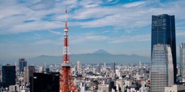 entrepreneur-meeting-japanese-partner-tokyo-unsplash - TOKYOwebzine A foreign entrepreneur and a Tokyo co-founder discuss a business plan at a shared workspace in Shibuya