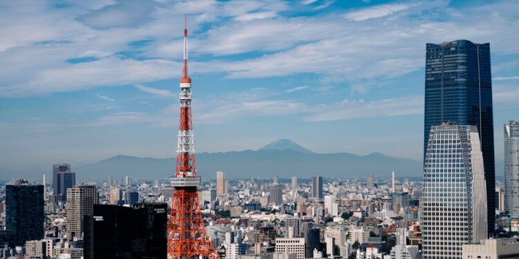 entrepreneur-meeting-japanese-partner-tokyo-unsplash - TOKYOwebzine A foreign entrepreneur and a Tokyo co-founder discuss a business plan at a shared workspace in Shibuya