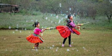 mother-child-bon-odori-festival-dance-unsplash - TOKYOwebzine children in yukata join a bon odori circle during Obon week,