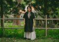 woman-wearing-japanese-linen-clothes-unsplash - TOKYOwebzine A woman wearing pieces from her capsule wardrobe made of natural-dye Japanese textiles
