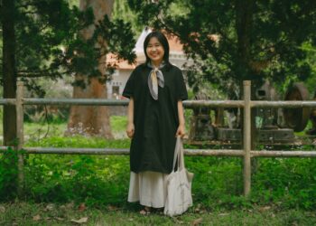 woman-wearing-japanese-linen-clothes-unsplash - TOKYOwebzine A woman wearing pieces from her capsule wardrobe made of natural-dye Japanese textiles