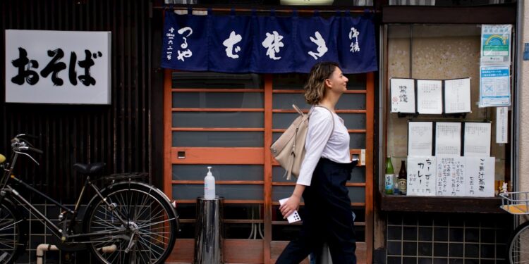 woman-wearing-linen-tokyo-summer-unsplash - TOKYOwebzine A woman dressed in loose natural Japanese fabrics walks through a shaded Tokyo street on a hot August afternoon