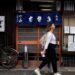 woman-wearing-linen-tokyo-summer-unsplash - TOKYOwebzine A woman dressed in loose natural Japanese fabrics walks through a shaded Tokyo street on a hot August afternoon
