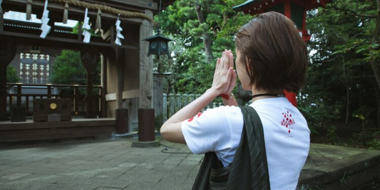 woman-cleaning-temple-grave-tokyo-unsplash - TOKYOwebzine A woman cleans a family gravestone during autumn equinox week at a shitamachi temple in Tokyo
