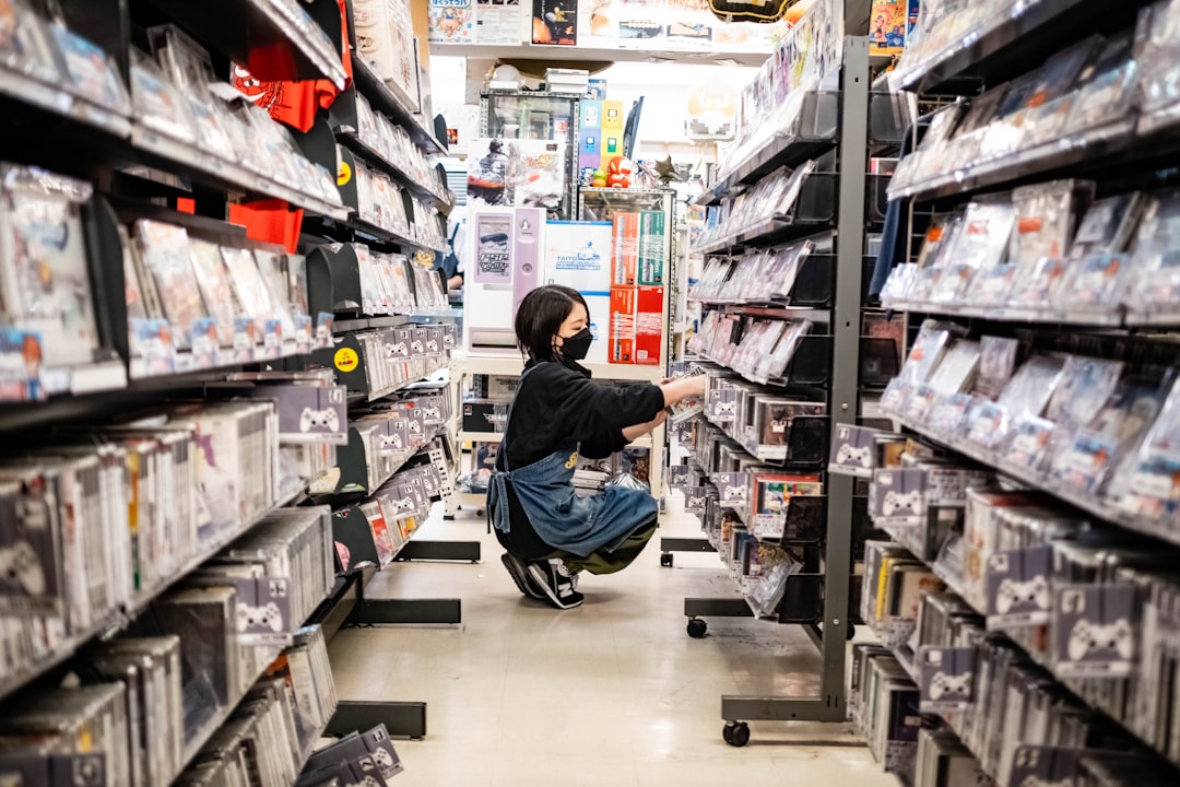Un trabajador de la cultura konbini reponiendo estantes de alimentos frescos dentro de una tienda de conveniencia de Tokio bien iluminada por la noche