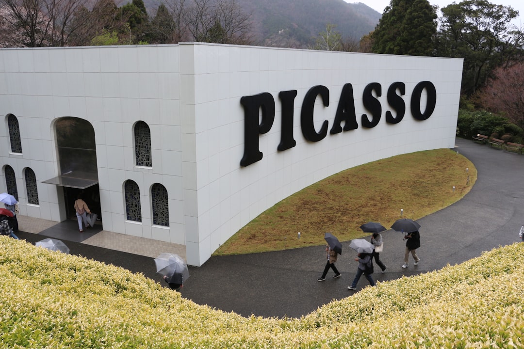 Un visitante estudiando las paredes audaces y llenas de color en la exposición de Picasso en el Centro Nacional de Arte de Tokio