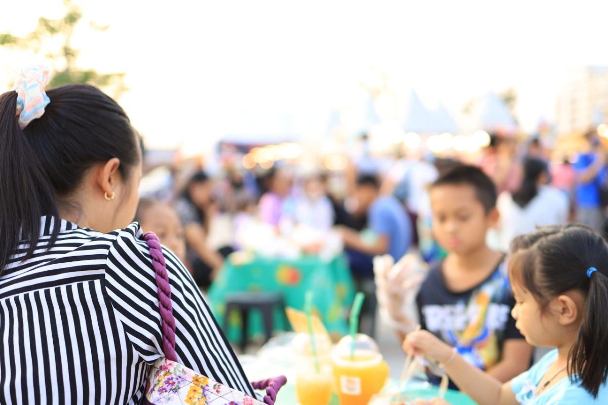 Una mujer disfruta de la cocina auténtica en uno de los festivales de comida internacional celebrados en los parques de Tokio en junio.
