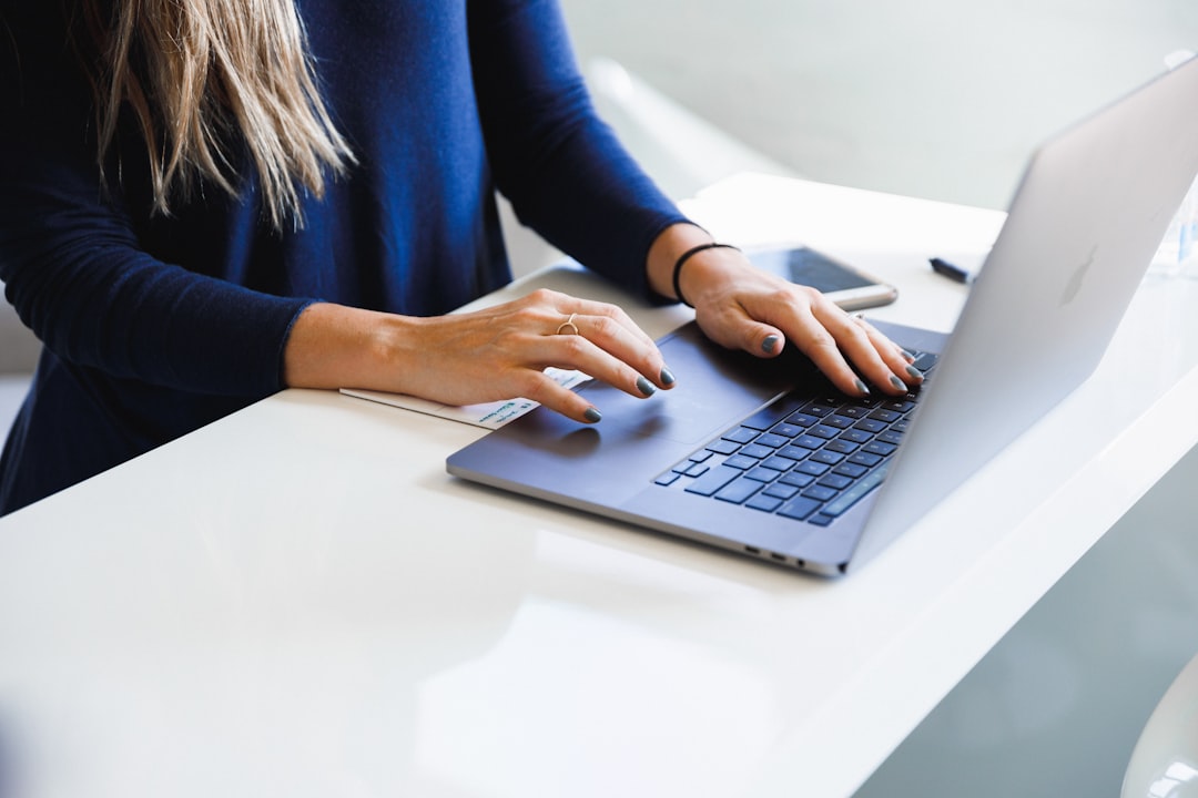 Un professionista straniero si assicura una scrivania co-working in un moderno spazio ufficio condiviso a Shibuya