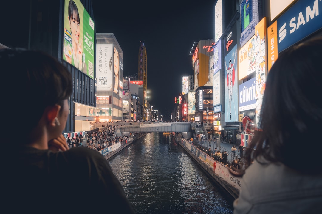 Spettatori in yukata che guardano il festival hanabi sul fiume Sumida a Tokyo di notte