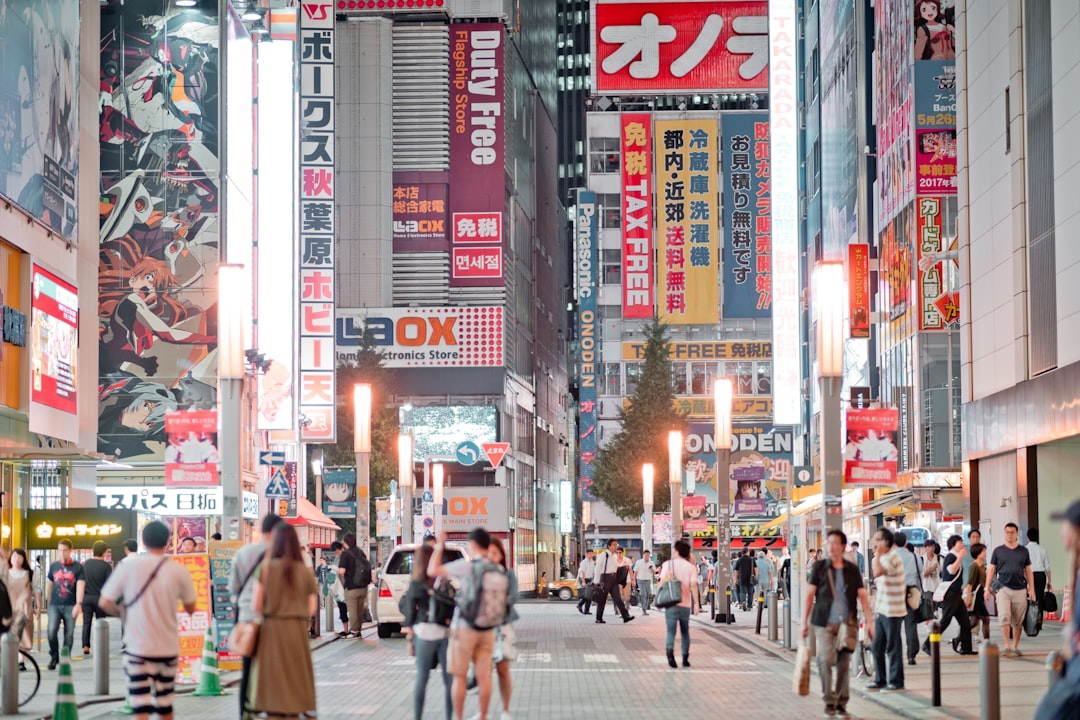 Un fondatore straniero che firma i documenti di registrazione del marchio in Giappone con un avvocato giapponese in un ufficio di Tokyo