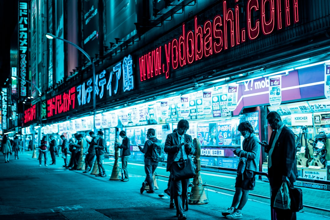 Gli operatori monitorano le azioni di Tokyo durante un netto selloff tecnologico guidato dai timori sulla redditività dell'IA