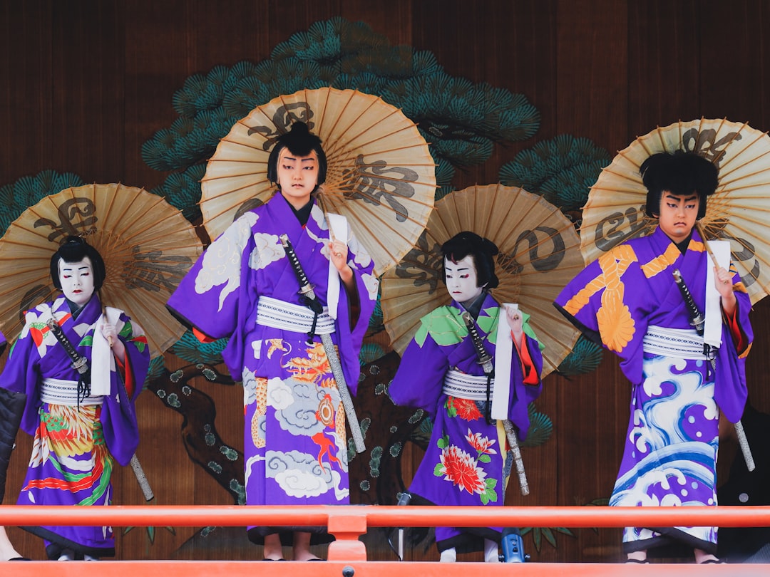 Une femme en yukata regardant les lieux de hanabi illuminer la rive du fleuve de Tokyo lors d'une nuit d'été
