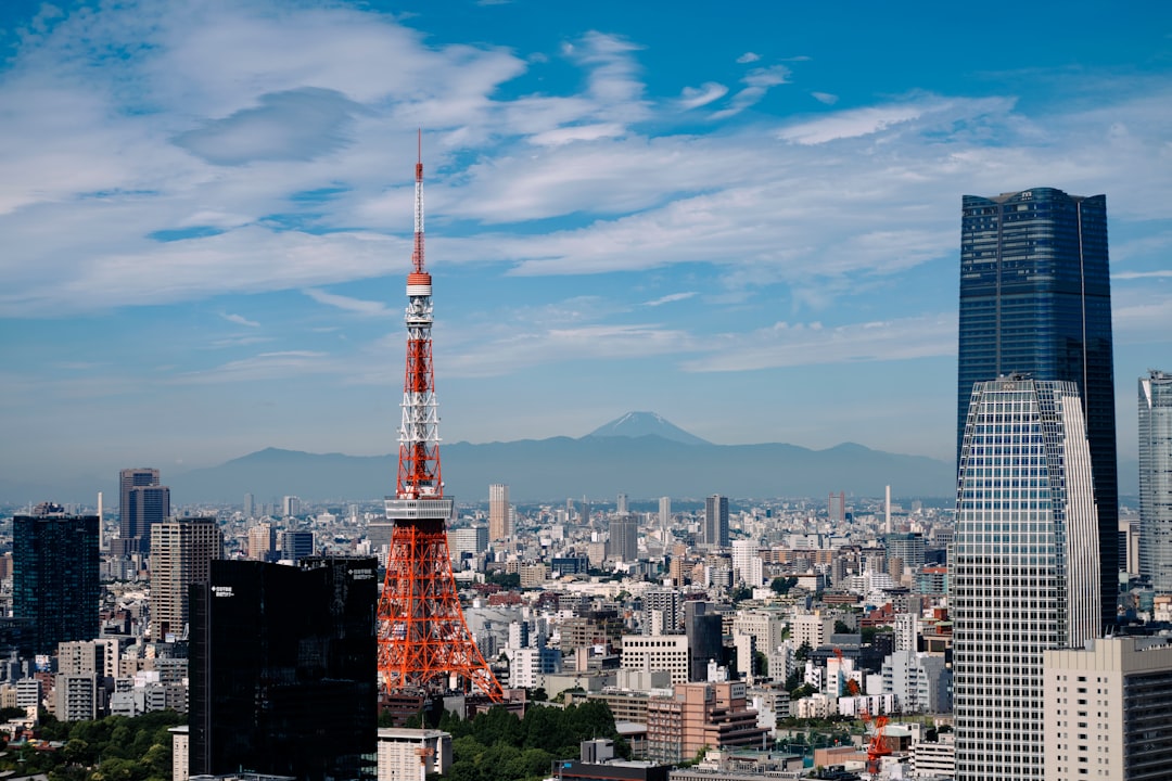 Un imprenditore straniero e un co-fondatore di Tokyo discutono un piano aziendale in uno spazio di lavoro condiviso a Shibuya