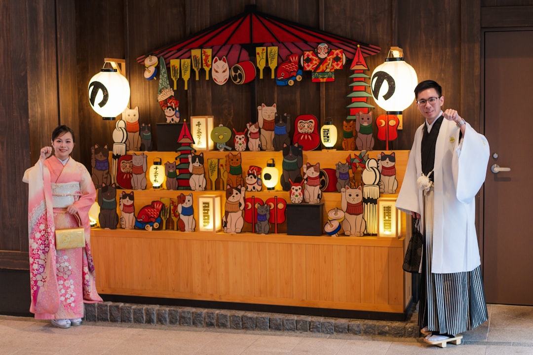 Un anfitrión vestido con kimono recibe a los huéspedes que llegan a la entrada de un ryokan en Kagurazaka durante la temporada de verano de Obon en Tokio.