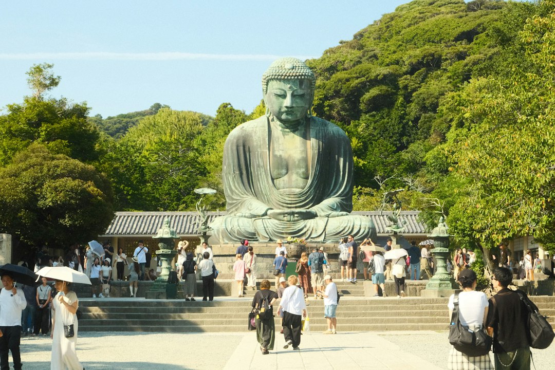 Visitatore che esplora un tempio di Kamakura in una delle migliori gite giornaliere da Tokyo